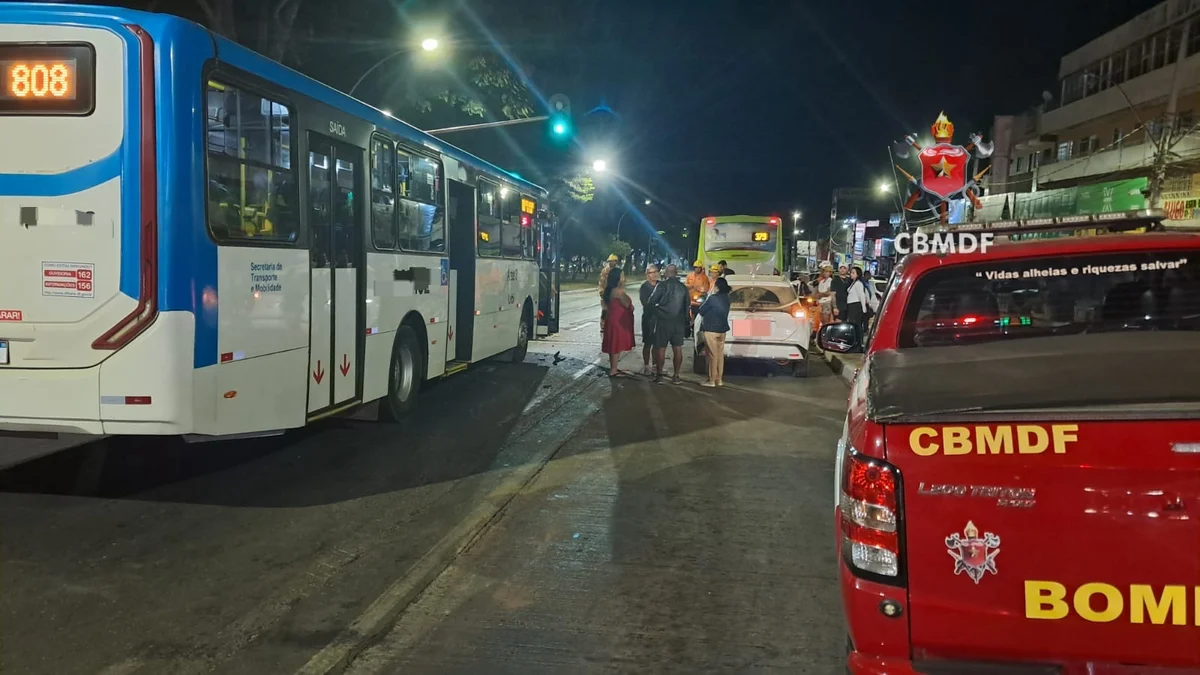 Dois ônibus de transporte público se envolveram em um acidente com um carro nesta quinta-feira (23/7) Dois ônibus de transporte público se envolveram em um acidente com um carro nesta quinta-feira (23/7)