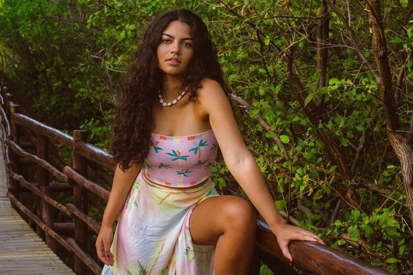 Larissa Bocchino posa de roupa estampada e cabelos solto - Metrópoles