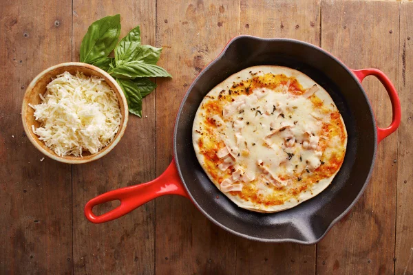 foto colorida de pizza na frigideira
