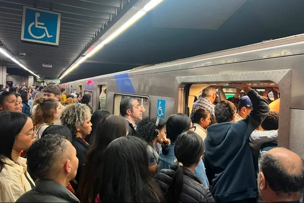 Greve da CPTM: metrô tem filas e lotação em dia de caos na zona leste - destaque galeria Greve da CPTM: metrô tem filas e lotação em dia de caos na zona leste - destaque galeria