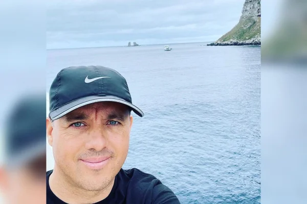 Foto de Mauricio Hoyos, biologo especialista em tubarões. A foto é uma selfie em que ele aparece de boné. Metrópoles