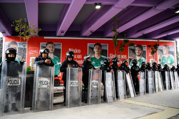 Manifestantes marcham em direção a estádio da Copa do Mundo no México