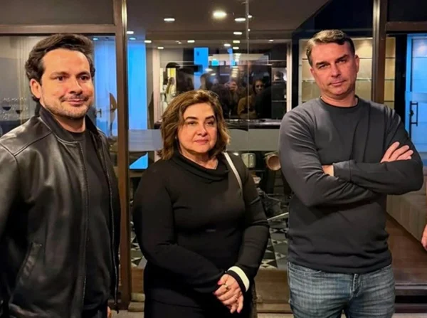 imagem colorida de alberto neto maria do carmo e flávio bolsonaro