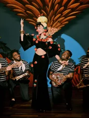O figurino é uma homenagem a Carmen Miranda