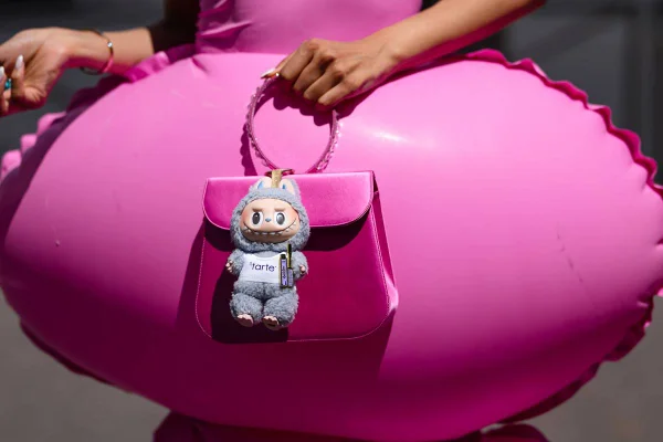 Boneco Labubu pendurado em bolsa - Metrópoles