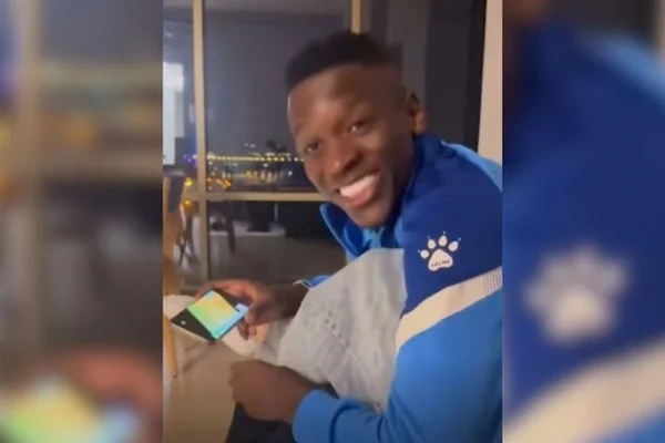 Foto colorida de Luiz Henrique, do Zenit, assistindo jogo do Botafogo no celular - Metrópoles