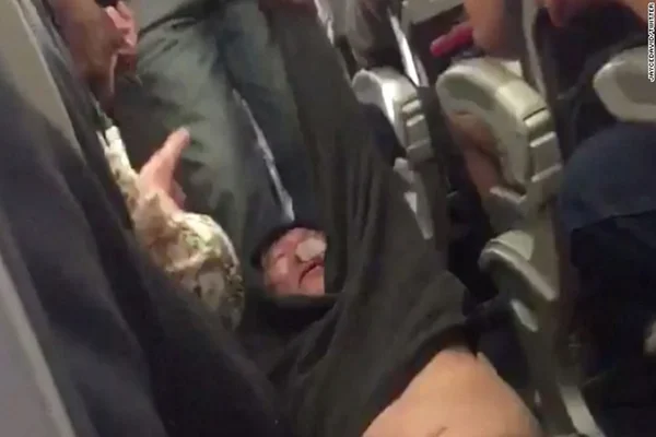 Vídeo de homem sendo retirado de avião à força choca internautas
