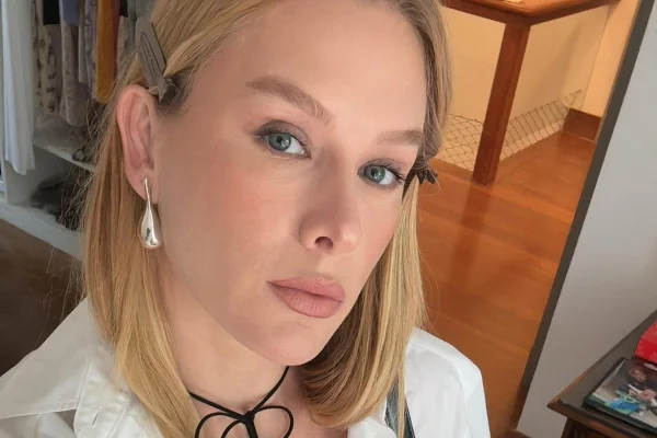 Fiorella Mattheis posa de camiseta branca - Metrópoles