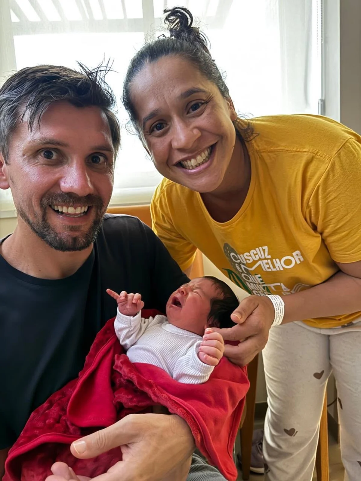 Filha de comentaristas esportivos nasce após parto dentro do carro - imagem 2 Filha de comentaristas esportivos nasce após parto dentro do carro - imagem 2