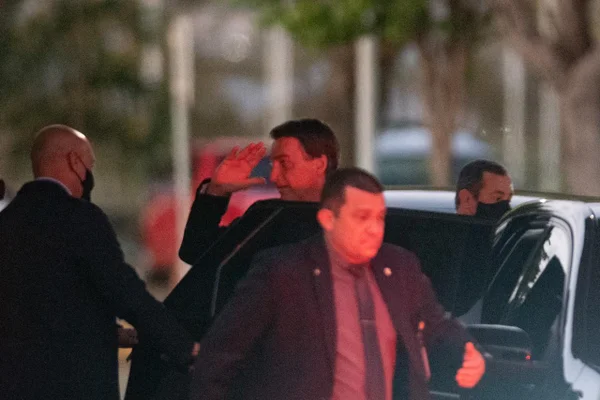 Após ir ao médico, Bolsonaro diz que está com cálculo renal