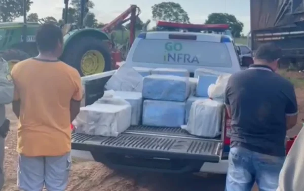 Dupla tenta subornar policiais em R$ 1 milhão ao ser flagrada com 600kg de drogas em Goiás