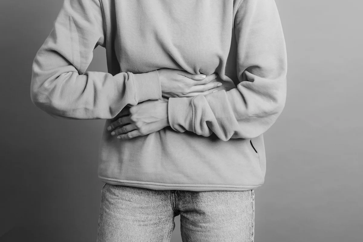 mulher descobre feto calcificado após três anos com dor abdominal — Pedra