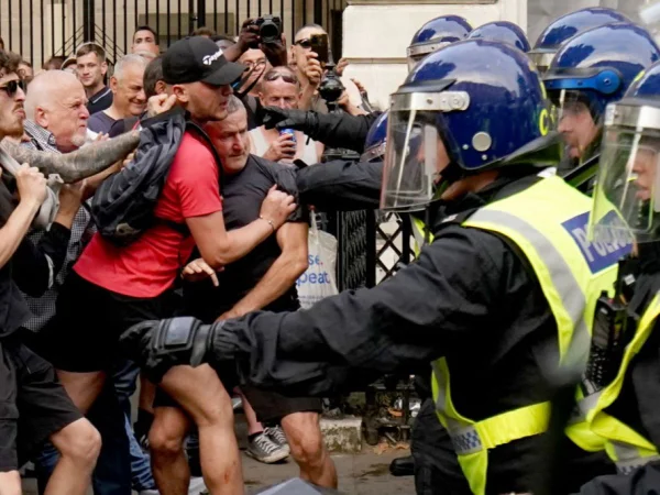 Conflito entre manifestantes e policiais - Metrópoles