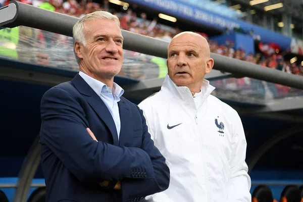 Deschamps renova contrato e comandará França até o fim de 2022