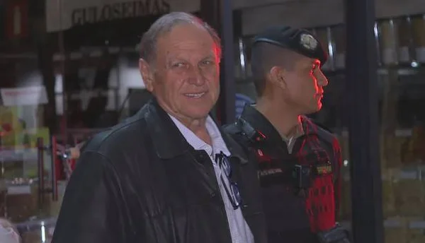 foto colorida de fazendeiro Antério Mânica ao lado de PM de Minas Gerais - Metrópoles