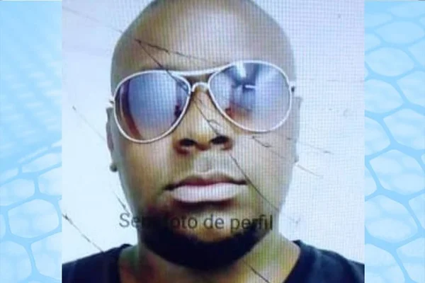 Corpo de mulher é encontrado debaixo do sofá do suspeito pelo crime