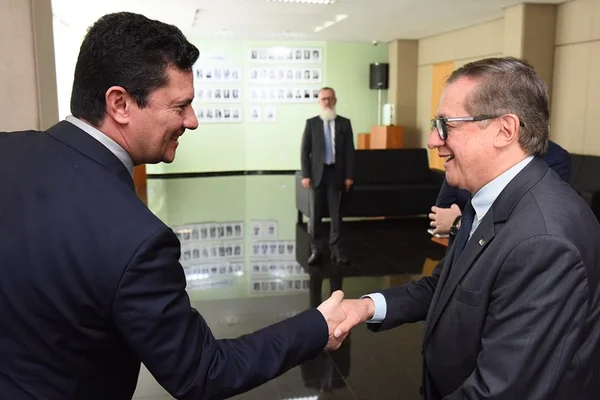 Vélez e Moro assinam acordo para investigar corrupção no MEC