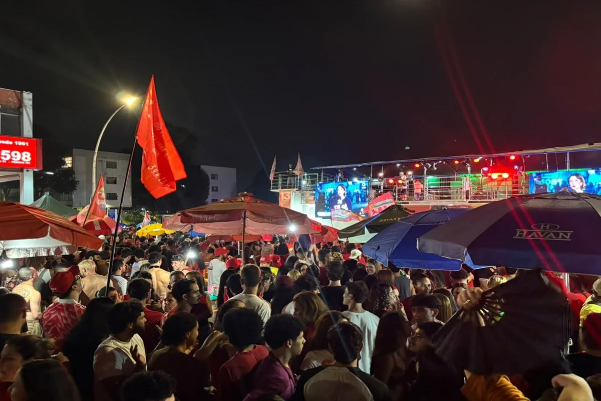 Petistas lotam as ruas da Asa Norte e celebram virada histórica de Lula - imagem 1 Petistas lotam as ruas da Asa Norte e celebram virada histórica de Lula - imagem 1
