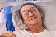 Humorista Marquito, do programa do Ratinho, continua acompanhado com equipe médica em casa