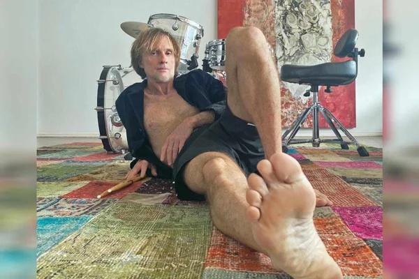 Marcelo Bonfá revelou que só consegue se manter nos palcos depois da herpes-zóster graças ao apoio que recebe do filho João Pedro Bonfá