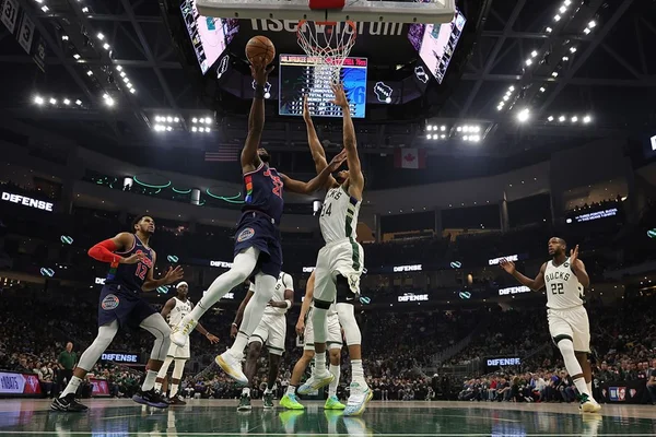 Embiid x Giannis: 76ers levam a melhor em duelo contra os Bucks