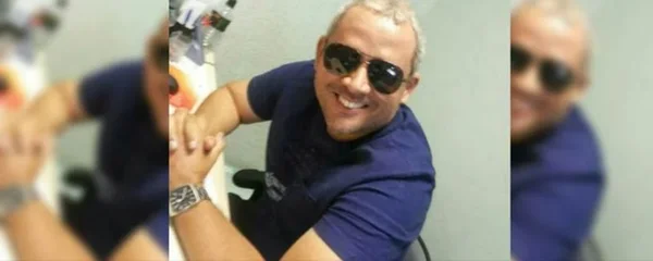 homem de óculos escuros