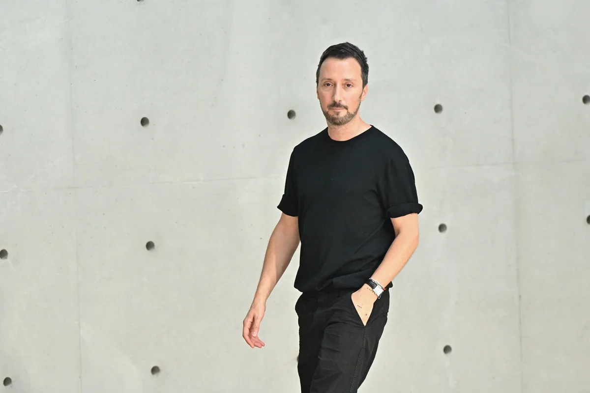 Anthony Vaccarello deixa Saint Laurent após 10 anos de legado na grife