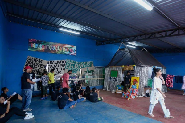 Foto colorida de estudantes em escola pública em Ceilândia - Metrópoles