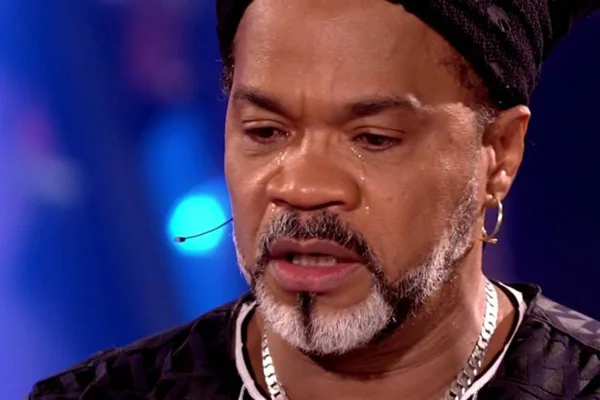 Foto colorida de Carlinhos Brown chorando - Metrópoles