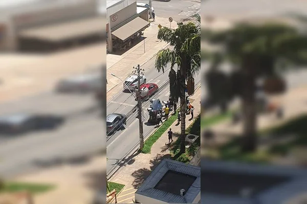 Carro tomba em Águas Claras