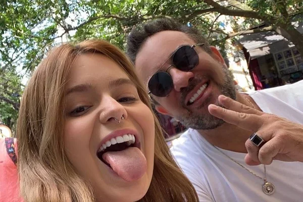 Pai de Viih Tube se pronuncia após a filha beijar “46 bocas” em festa