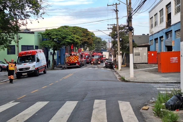 Imagem colorida de rua com viaturas de resgate e combate ao fogo. Metrópoles