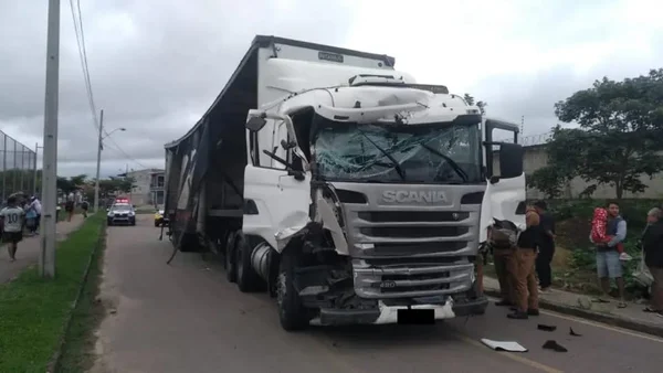 Carreta atravessa Curitiba deixando rastro de destruição; assista