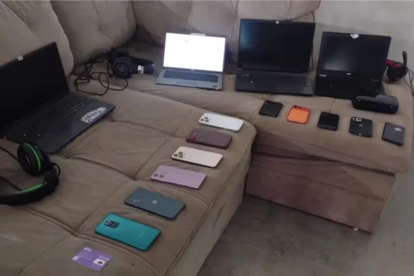Imagem colorida mostra aparelhos apreendidos em central de telemarketing clandestina onde uma quadrilha foi presa por aplicar golpes como o do falso prêmio - Metrópoles
