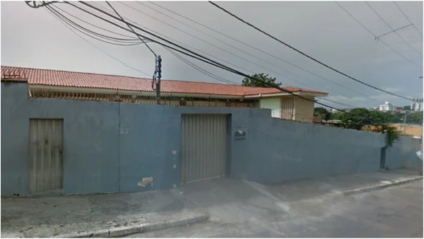 Professora diz que cruza a rua ao ver homem negro e revolta alunos