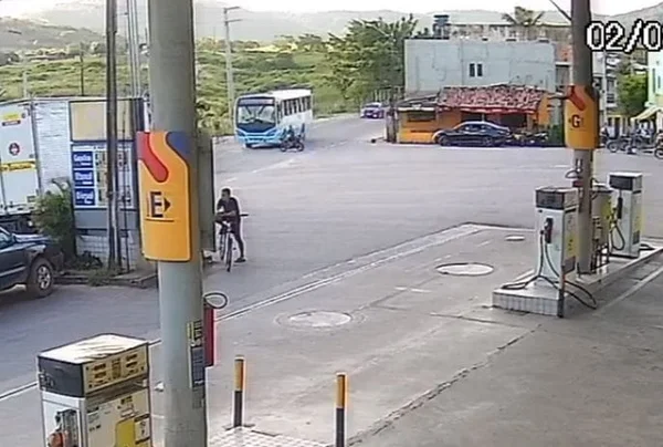 Imagem do circuito de segurança que registrou o momento do acidente - Metrópoles