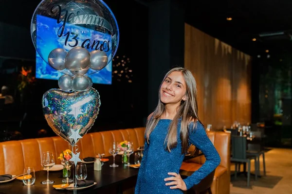 Yasmin Meireles celebra os 13 anos entre amigas no Sushi San