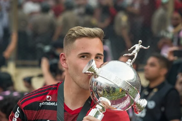 Piris na mão: clube mexicano desiste e volante fica no Flamengo