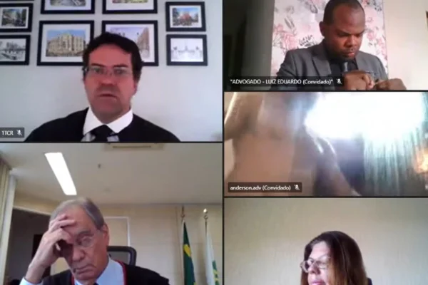 Advogado aparece tomando banho durante sessão do TJDFT