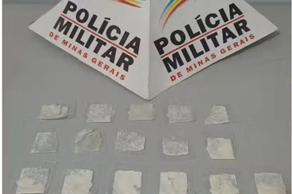 Imagem colorida de papelotes de cocaína apreendidos em escola em MG. Menina de 4 anos achou que era bala