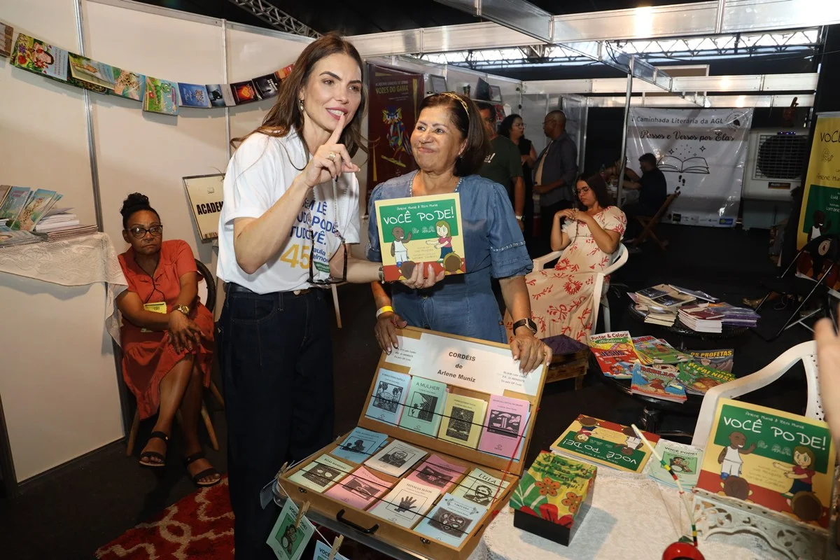 Paula cumprimentou e apresentou suas propostas de governo para os eleitores, jovens de escolas públicas e curadores da Bienal. Paula cumprimentou e apresentou suas propostas de governo para os eleitores, jovens de escolas públicas e curadores da Bienal.