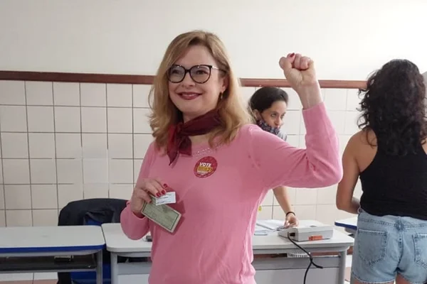 Sofia Manzano vota em Salvador