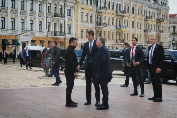 Imagem colorida mostra enviados de Trump e Zelensky - Metrópoles