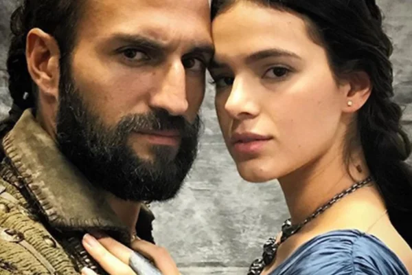 Fãs acreditam que Bruna Marquezine está de caso com galã português