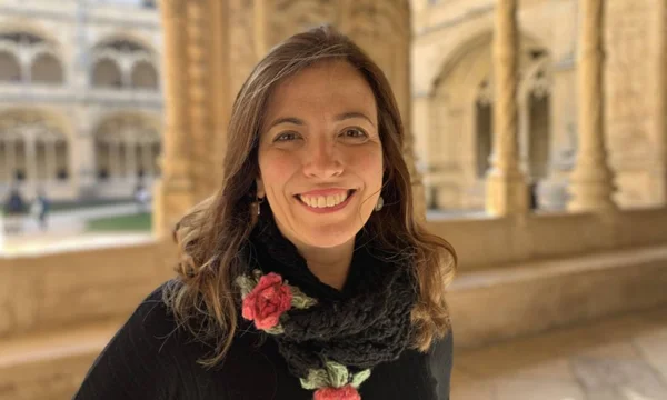 Fotografia colorida mostrando a médica Ana Claudia Quintana Arantes - Metrópoles