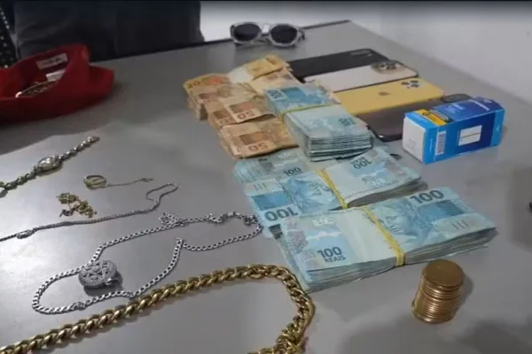 Imagem colorida mostra dinheiro e joias roubados de idosa em Itu e recuperados pela polícia militar em SP. Suspeitos foram presos - Metrópoles