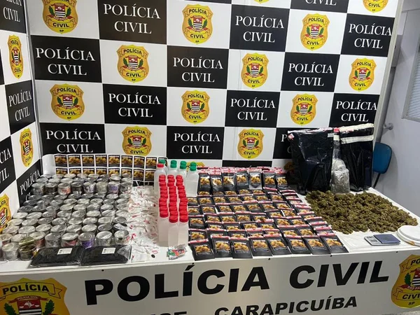 Imagem mostra drogas dispostas sobre mesa com distintivo da Polícia Civil ao fundo - Metrópoles