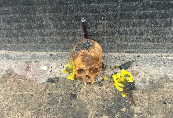 Imagem colorida de ritual em crânio deixa por ex-funcionária - Metrópoles