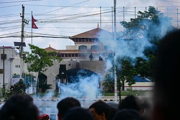 Imagem colorida de manifestações em Nepal