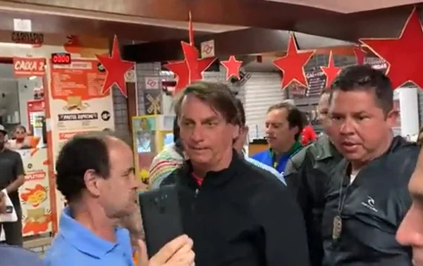 De folga, presidente Jair Bolsonaro recebe apoiadores sob estrelas vermelhas